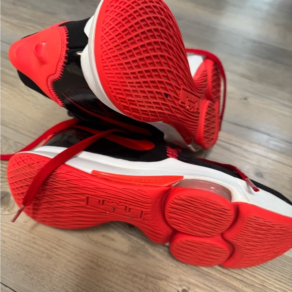 Nike Black and Red Running Sneakers 8.5 - Picture 3 of 6